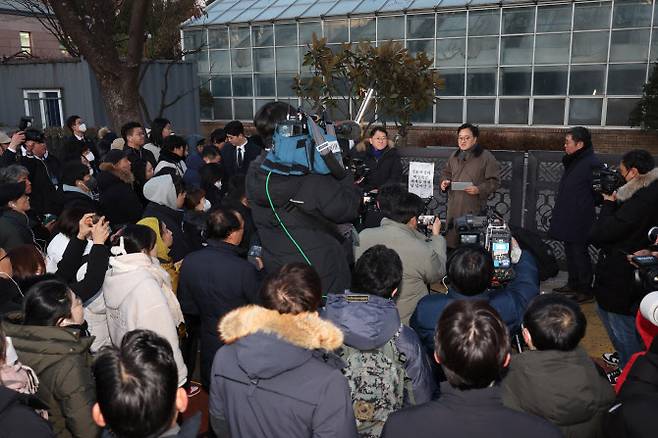 우원식 국회의장이 3일 서울 여의도 국회에서 열린 ‘그날 12.3 다크투어’에서 직접 도슨트로 나서 시민들에게 월담한 곳을 안내하고 있다. (사진= 연합뉴스)