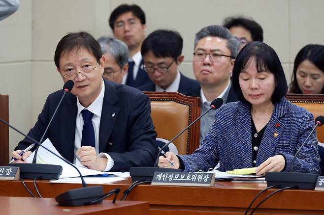 이찬진 금융감독원장이 3일 서울 여의도 국회에서 열린 정무위원회의 쿠팡 개인정보 유출 관련 현안질의에서 의원 질의에 답하고 있다.(사진=뉴시스)