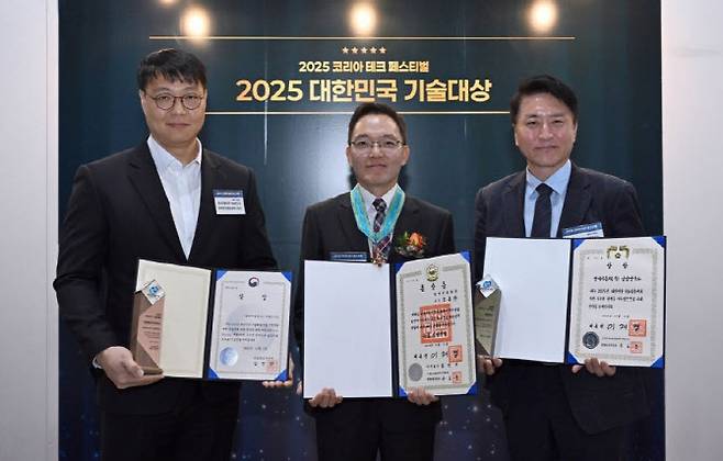 현대차·기아, 2025 대한민국 기술대상 수상자 (왼쪽부터) △윤주영 현대차·기아 관절로보틱스팀 팀장(장관상), △오종한 상무 현대차·기아 차량제어개발센터장(동탑산업훈장) △홍승현 현대차·기아 기초소재연구센터장 상무(대통령상). (사진=현대자동차)