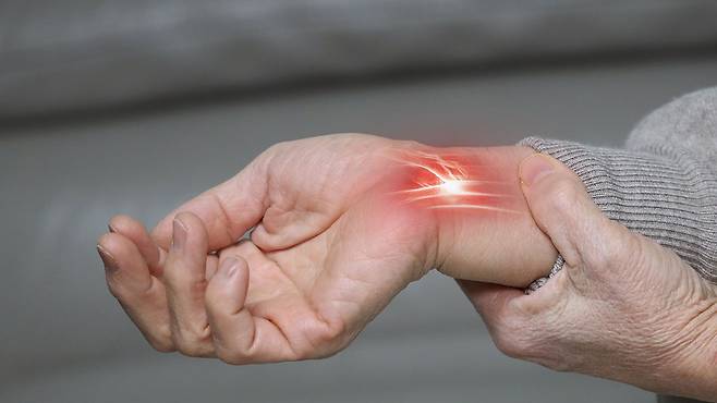 손목 저림 증상이 계속되면 '손목터널증후군'을 의심해야 한다｜출처: 클립아트코리아