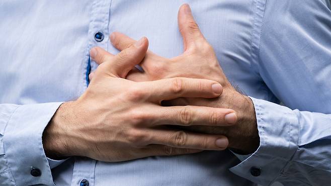 심장이 불규칙하게 뛰거나 이유 없는 어지럼증, 식은땀이 동반된다면 심장에 이상 신호가 켜졌을 가능성이 있다｜출처: 클립아트코리아