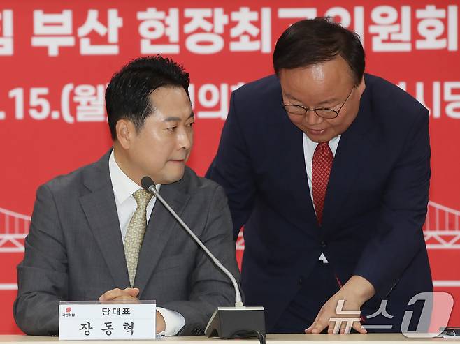 장동혁 국민의힘 대표가 지난 9월 15일 오전 부산 수영구 국민의힘 부산시당에서 열린 현장 최고위원회의에 앞서 김재원 최고위원과 대화하고 있다. 2025.9.15/뉴스1 ⓒ News1 윤일지 기자