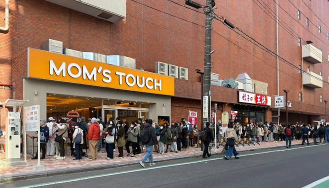 치가사키점 오픈일 매장 앞에서 웨이팅 중인 고객들 .(맘스터치 제공)