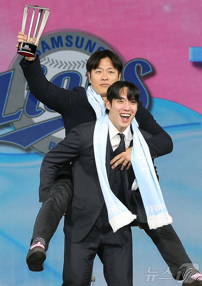 삼성 라이온즈 강민호와 원태인이 1일 서울 광진구 그랜드 워커힐 호텔에서 열린 한국프로야구선수협회 '2025 컴투스프로야구 리얼글러브 어워드'에서 베스트 배터리상을 수상한 후 기념 촬영을 하고 있다. 리얼글러브 어워드는 KBO리그 포지션별 최고의 '수비수'를 선정하는 시상식으로 선수들이 직접 투표해 수상자를 가린다. 2025.12.1/뉴스1 ⓒ News1 김진환 기자