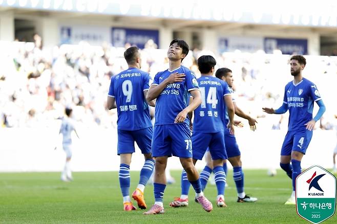 수원 삼성도 2차전 제주 원정을 앞두고 이틀 전 비행기를 탄다.(한국프로축구연맹 제공)