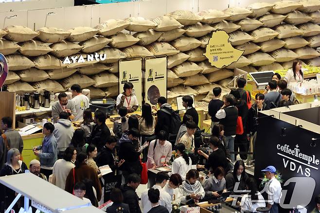 19일 서울 강남구 코엑스에서 열린 '2025 서울카페쇼'에서 관람객들이 전시 부스를 둘러보고 있다. 2025.11.19/뉴스1 ⓒ News1 황기선 기자