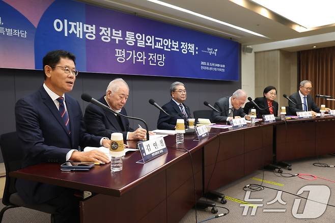3일 오전 서울 중구 한국프레스센터에서 '이재명 정부 통일외교안보 정책:평가와 전망'을 주제로 남북관계 원로 특별좌담이 열리고 있다. 왼쪽부터 김연철 한반도평화포럼 이사장, 문정인 연세대 명예교수, 이재정 전 통일부장관, 정세현 전 통일부장관, 정현백 전 여가부장관, 양무진 북한대핵원대학교 석좌교수. 2025.12.3/뉴스1 ⓒ News1 이광호 기자