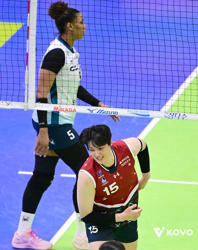 현대건설 김희진이 2일 수원체육관에서 열린 GS칼텍스전에서 블로킹을 성공시킨 후 기뻐하고 있다. 제공 | 한국배구연맹