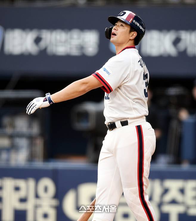두산 김재환이 25일 서울 잠실구장에서 열린 2024 KBO리그 한화와 경기 2회말 파울타구를 쳐다보고 있다. 잠실 | 최승섭 기자 thunder@sportsseoul.com
