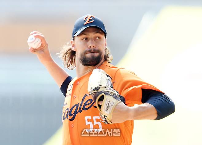 한화 와이스가 11일 인천 SSG랜더스필드에서 열린 2025 KBO리그 SSG와 시범경기에 선발 등판해 힘차게 공을 던지고 있다. 문학 | 박진업 기자 upandup@sportsseou.lcom