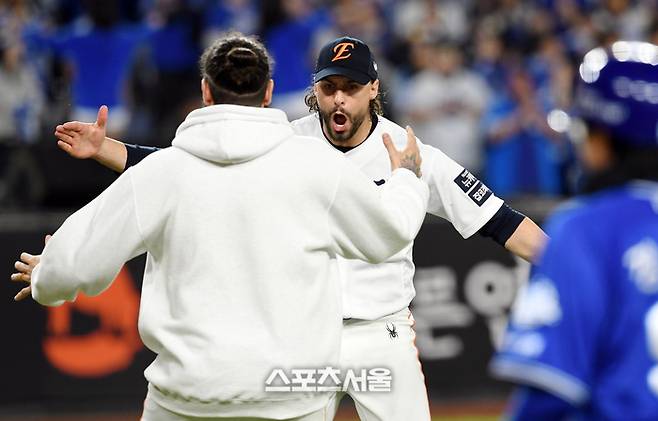 한화 와이스(오른쪽)가 24일 대전 한화생명 볼파크에서 열린 2025 KBO리그 삼성과 플레이오프 5차전에서 4이닝 1실점 세이브를 기록하며 승리를 지켜낸 뒤 선발투수였던 폰세와 함께 기뻐하고 있다. 대전 | 박진업 기자 upandup@sportsseoul.com