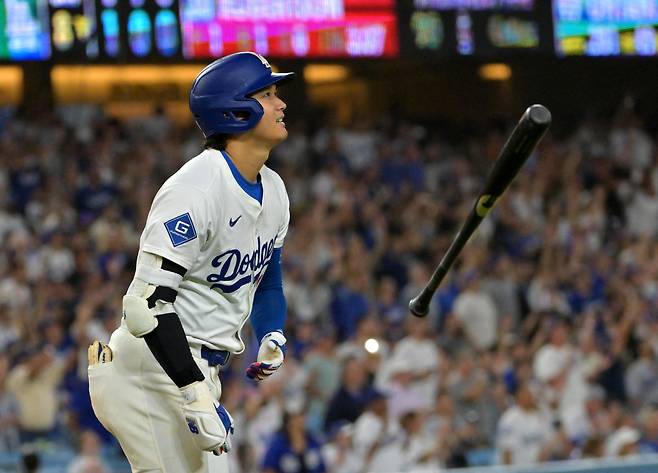 오타니 쇼헤이가 지난 9월 17일(한국시각) 필라델피아 필리스와의 홈경기에서 8회말 시즌 50호 홈런을 터뜨린 뒤 배트플립을 하고 있다. Imagn Images연합뉴스