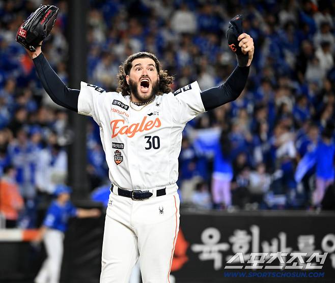 24일 대전 한화생명볼파크에서 열린 PO 5차전 삼성과 한화의 경기, 5회초 폰세가 디아즈를 삼진 처리하며 니이닝을 끝낸 후 관중석의 팬들을 향해 환호하고 있다. 대전=허상욱 기자wook@sportschosun.com/2025.10.24/