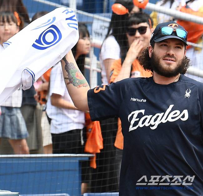 31일 창원 NC파크에서 열린 한화-NC전. 한화 폰세가 팬에게서 류현진의 이름이 적힌 토론토 유니폼을 선물받고 있다. 창원=정재근 기자 cjg@sportschosun.com/2025.5.31/