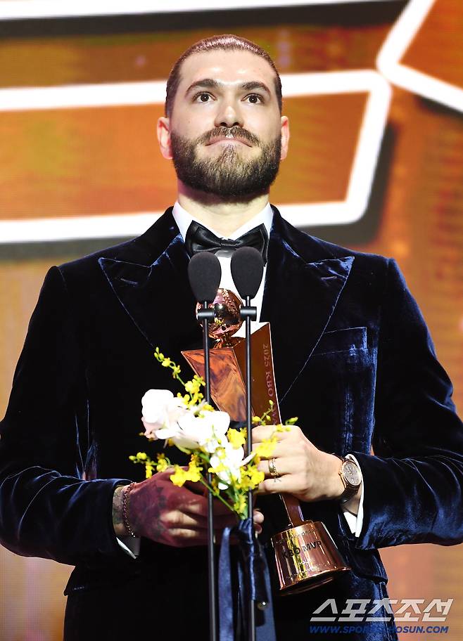 24일 오후 서울 송파구 롯데호텔에서 2025KBO시상식이 열렸다. MVP에 뽑힌 한화 폰세가 감격스러워하고 있다. 정재근 기자 cjg@sportschosun.com/2025.11.24/