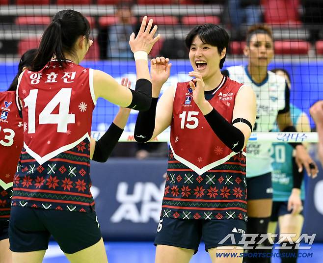 2일 수원체육관에서 열린 V리그 여자부 현대건설과 GS칼텍스의 경기. 현대건설 김희진이 블로킹을 성공한 후 환호하고 있다. 수원=허상욱 기자wook@sportschosun.com/2025.12.02/