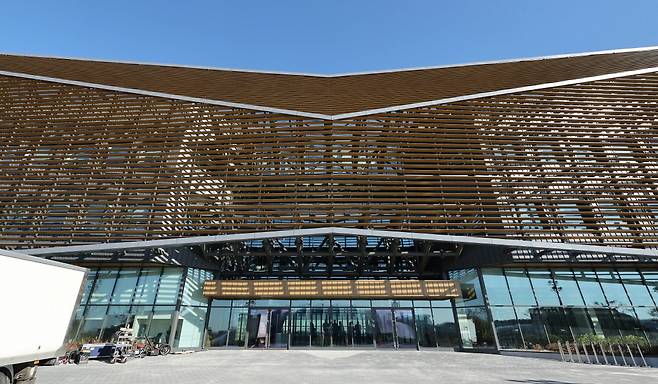 축구 행정 책임질 축구종합센터

    (천안=연합뉴스) 김준범 기자 = 10일 오후 충남 천안 대한민국축구종합센터의 모습. 면적 47만8천㎡에 그라운드 11면, 대표팀 숙소 82실, 8개 회의실과 최신식 피트니스 시설 등을 갖춘 축구종합센터에서는 앞으로 엘리트 유소년 육성과 A대표팀 훈련, 축구협회 행정이 모두 이뤄진다. 2025.11.10