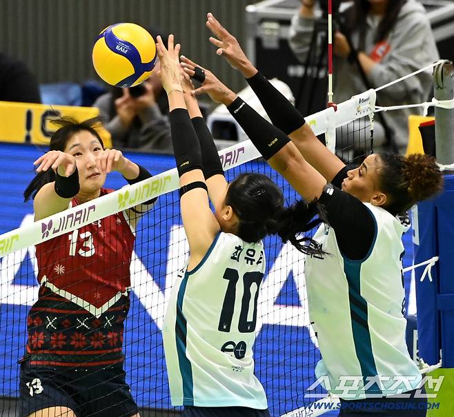 2일 수원체육관에서 열린 V리그 여자부 현대건설과 GS칼텍스의 경기. 현대건설 정지윤과 GS칼텍스 최유림, 실바가 공을 다투고 있다. 수원=허상욱 기자wook@sportschosun.com/2025.12.02/