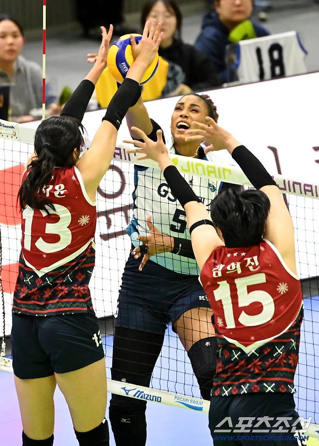 2일 수원체육관에서 열린 V리그 여자부 현대건설과 GS칼텍스의 경기. 현대건설 정지윤이 GS칼텍스 실바의 공격을 막아내고 있다. 수원=허상욱 기자wook@sportschosun.com/2025.12.02/