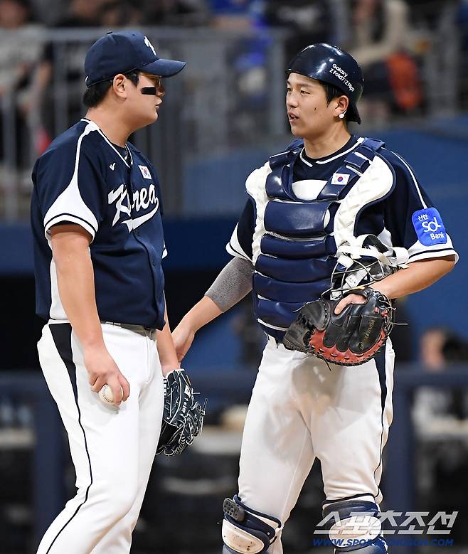 9일 서울 고척스카이돔에서 열린 한국과 체코의 야구대표팀 평가전. 5회말 2사 1루에서 김서현이 볼넷을 허용하자 조형우 포수가 격려하고 있다. 고척=정재근 기자 cjg@sportschosun.com/2025.11.9/