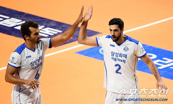 28일 장충체육관에서 열린 V리그 우리카드와 삼성화재의 경기. 삼성화재 아히, 도산지가 득점 후 환호하고 있다. 장충=박재만 기자 pjm@sportschosun.com/2025.10.28/