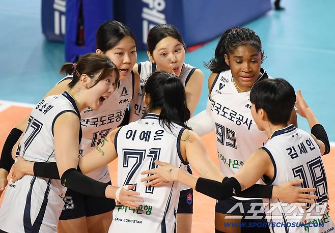 3일 인천 삼산월드체육관에서 열린 V리그 흥국생명-도로공사전. 도로공사 선수들이 득점 후 환호하고 있다. 인천=정재근 기자 cjg@sportschosun.com/2025.12.3/