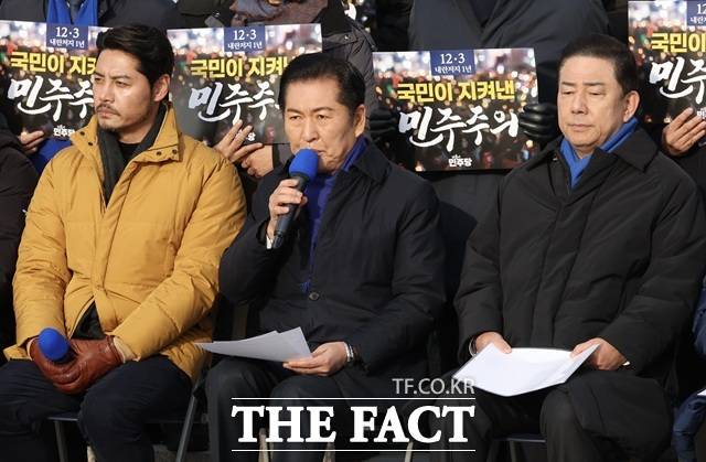 정청래 더불어민주당 대표가 3일 서울 여의도 국회 본청 계단에서 열린 12·3 내란 저지 1년 현장 최고위원회의에서 발언을 하고 있다. /뉴시스