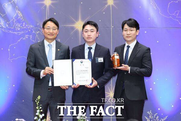 선양소주의 오크통 숙성 프리미엄 증류식 소주 '사락 골드(SARAK GOLD)'가 3일 '2025 K-SUUL 어워드'에서 소주 부문 우수 주류로 선정됐다. /선양소주