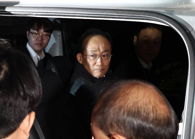 국민의힘 추경호 의원이 3일 서울 서초구 서울중앙지방법원에서 열린 구속영장 실질심사를 마친 뒤 특검 측 호송차량에 탑승한 모습./연합뉴스