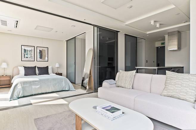 블루그라운드코리아가 일부 호실을 운영 중인 서울 영등포구 여의도동 '시그니티 여의도' 내부. 전용면적 45㎡로 거실과 침실이 분리된 원베드룸이다. 가전과 가구를 완비하고 한강 조망이 가능해 외국계 기업 중심으로 단기임대 문의가 많다. /블루그라운드코리아