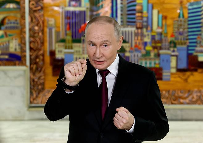 블라디미르 푸틴 러시아 대통령이 2일 러시아 모스크바에서 열린 VTB 투자 포럼 ‘러시아 콜링!’에 참석해 발언하고 있다./로이터 연합뉴스