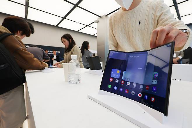 2일 서울 서초구 삼성 강남에서 진행된 갤럭시 Z 트라이폴드 미디어공개 행사에서  3단 폴더블 스마트폰 ‘갤럭시 Z 트라이폴드(Galaxy Z TriFold)'가 진열돼 있다. /뉴시스