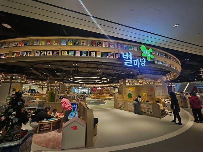 3일 경기도 파주시 '스타필드 빌리지 운정' 매장 내 아이들을 위해 조성된 놀이 공간 '별마당 키즈' 전경. /정재훤 기자