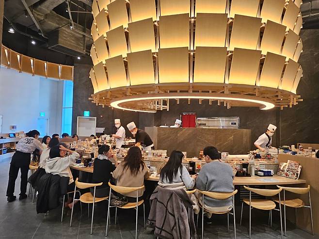 3일 경기도 파주시 '스타필드 빌리지 운정' 매장 내 한 일식당에서 고객들이 식사를 하고 있다. /정재훤 기자