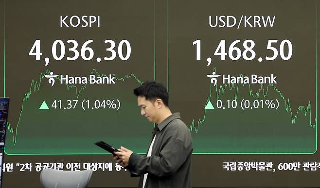 3일 서울 중구 하나은행 본점 딜링룸 전광판에 증시 종가가 표시되고 있다. /뉴스1