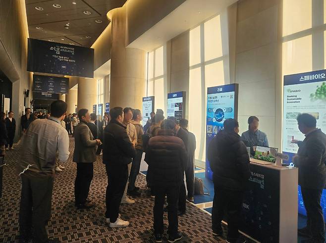 3일 서울 용산구 서울드래곤시티에서 열린 '2025 IBK벤처스타트업 이음페스티벌' 행사장 밖에 IBK창공 스타트업들이 부스를 마련해 투자자·기업 관계자들에게 기술을 소개하고 있다./염현아 기자