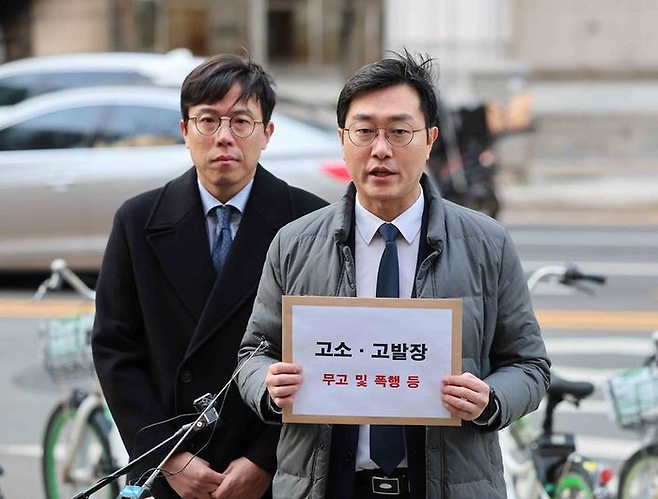 장경태 더불어민주당 의원이 2일 자신을 성추행 의혹으로 고발한 고소인을 무고 및 폭행 등으로 고소·고발하기 위해 서울경찰청 민원실을 방문하며 발언하고 있다. ⓒ연합뉴스