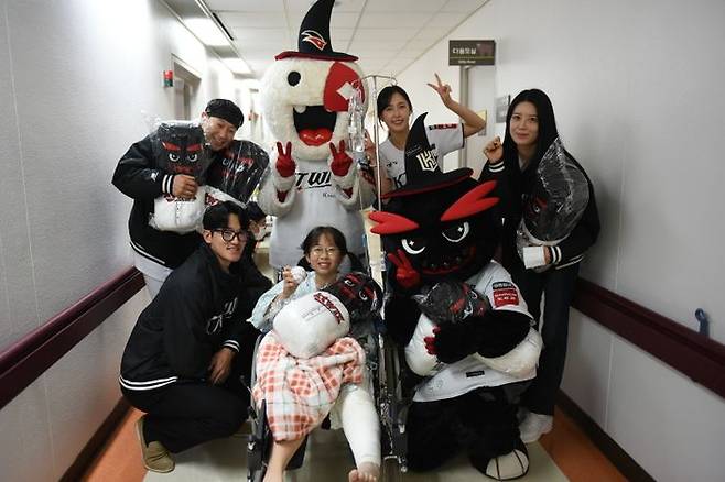 KT위즈 고영표 선수(왼쪽 아래)와 응원단이 2일 아주대병원 소아병동에서 입원 중인 환아와 사진을 촬영하고 있다. ⓒ아주대병원