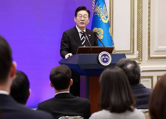 이재명 대통령이 3일 청와대 영빈관에서 열린 '새롭게 선 민주주의, 그 1년' 외신 기자회견에서 답변하고 있다. ⓒ연합뉴스