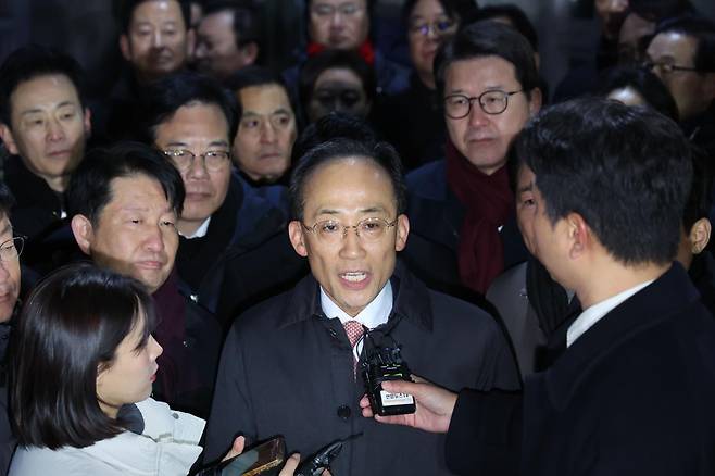 국회의 12·3 비상계엄 해제 의결 방해 의혹을 받는 추경호 전 국민의힘 원내대표가 3일 오전 영장이 기각돼 경기 의왕시 서울구치소를 나서며 발언하고 있다. 2025.12.03 [의왕=뉴시스]