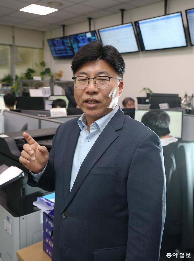 12·3 계엄 당시 봉쇄된 국회 담장을 넘어 본회의장 전자투표 시스템을 가동했던 이광복 대신정보통신 이사(58)가 지난달 25일 국회 전산실 앞에서 그날의 상황을 설명하고 있다. 이 이사는 “직업적 의무감으로 달려갔지만, 결과적으로 민주주의를 지키는 옳은 일을 하게 돼 뿌듯하다”며 “평소 1, 2개씩 오류가 나던 단말기 300개가 그날따라 한 번에 켜진 건 ‘천운’이었다”고 회상했다. 이훈구 기자 ufo@donga.com