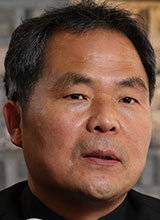 12·3 계엄 당시 ‘가지 않으면 저 사람들이 죽을 수도 있다’는 생각에 망설임 없이 국회로 향했던 황인수 신부(57)가 지난달 30일 서울 강남구 성바오로서원 내 카페에서 1년 전 그날을 회상하고 있다. 목포에서 어린 시절을 보내며 5·18 광주의 공포를 가까이 겪었던 황 신부는 “과거에 희생된 이들에 대한 부채감을 평생 안고 살았다”며 “이번 계엄 현장에서 이름 없는 시민들이 뿌리처럼 이 사회를 지탱하고 있음을 확인했다”고 말했다. 변영욱 기자 cut@donga.com