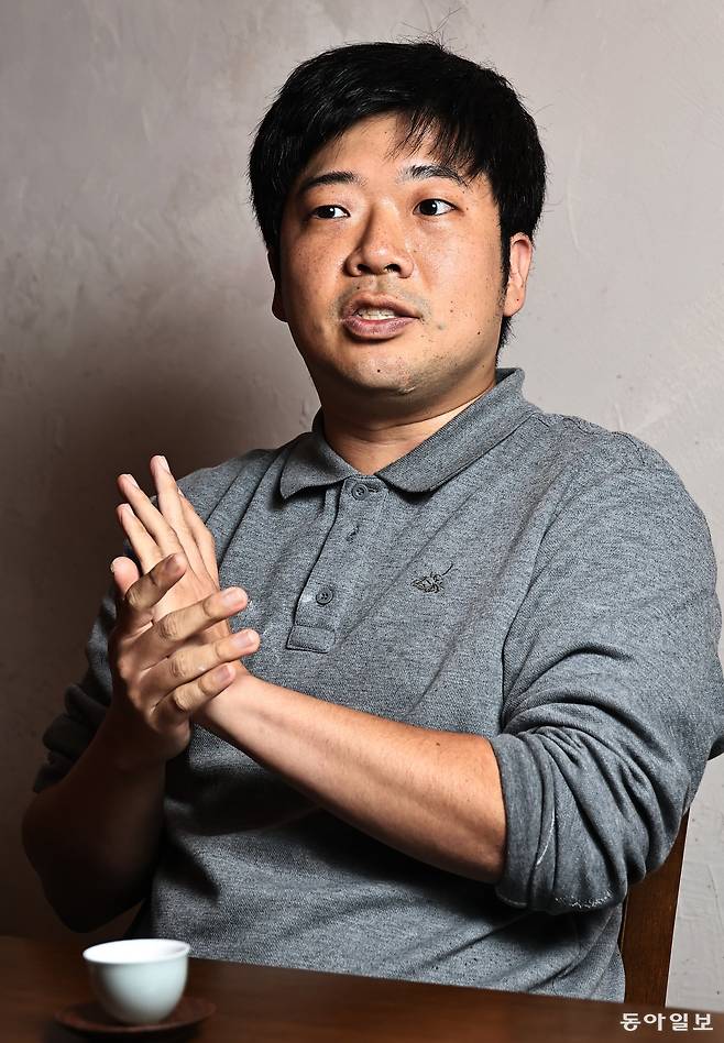 계엄 선포 직후 따릉이 자전거가 모두 동나자 마포에서 국회까지 30분을 달려갔던 이석찬 씨(33)가 지난달 25일 서울 관악구의 한 카페에서 당시 상황을 설명하고 있다. 이 씨는 “헬기가 뜨고 군용 차량이 지나가는 걸 보며 ‘이건 무조건 막아야 한다’는 생각뿐이었다”고 회상했다. 그는 “이제는 남 눈치 보지 않고 우리 사회의 상식에 대해 할 말은 하기로 다짐했다“고 말했다. 양회성 기자 yohan@donga.com