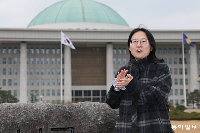 계엄 당시 침대에 누워 고민하다 막차를 타고 국회로 향했던 대학원생 김규리 씨(25)가 지난달 26일 국회 앞에서 당시 심경을 밝히고 있다. 김 씨는 “지금 안 나가면 오늘 밤은 절대 잠을 못 잘 것 같아 사람 머릿수 하나라도 보태자는 마음으로 나왔다”고 했다. 그는 “그날의 선택 덕분에 스스로에게 떳떳한 기억 하나가 생겼다”고 말했다. 이훈구 기자 ufo@donga.com