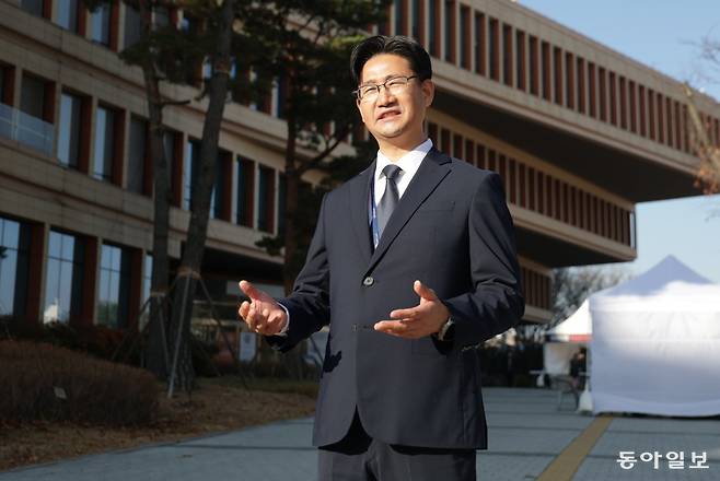 22년차 국회 방호담당과 주무관인 김영완 씨(51)가 국회에서 12.3 계엄 당시의 상황을 설명하고 있다. 국회 본관 지하통로에서 공수부대 인원들이 전원 차단 및 출입문 봉쇄를 시도하는 것을 제지했던 그는 “국회 방호를 책임지는 사람으로서 오히려 시민들에게 ‘고맙다’는 말을 전하고 싶다”며 “생업을 제쳐두고 달려와 맨몸으로 군인을 막아준 시민들 덕분에 제가 지금 여기 살아있을 수 있는 것”이라고 깊은 감사를 표했다. 박형기 기자 oneshot@donga.com