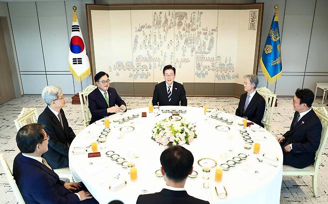 이재명 대통령이 3일 서울 용산 대통령실 청사에서 열린 5부 요인 초청 오찬에서 발언하고 있다. (대통령실통신사진기자단) 뉴시스