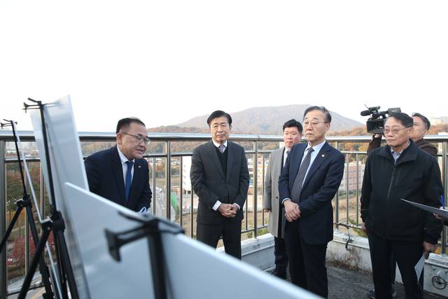 김윤덕 국토교통부 장관이 지난달 5일 서울 서리풀 지구를 방문해 사업 추진 상황을 살펴보고 있다. [연합뉴스 제공]