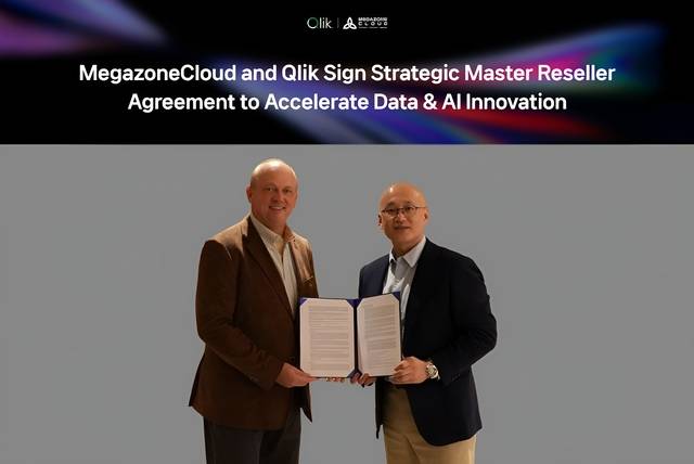 데이비드 젬버(왼쪽) 클릭 글로벌 채널·제휴담당 수석부사장과 염동훈 메가존클라우드 대표가 지난 1일(현지시간) 미국 라스베이거스에서 열린 ‘AWS 리인벤트 2025’ 컨퍼런스에서 만나 마스터 리셀러 계약을 맺고 기념촬영하고 있다. 메가존클라우드 제공