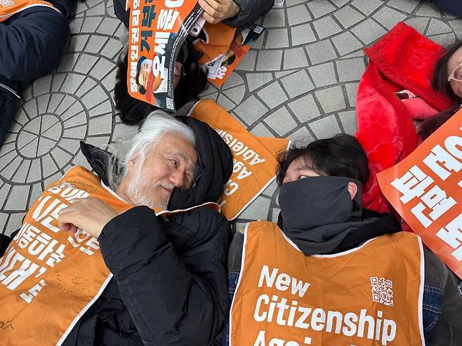 전장연 다이인 행동에 참여한 문가빈씨(오른쪽)가 박경석 전장연 대표와 마주보고 있는 모습. 문가빈 제공