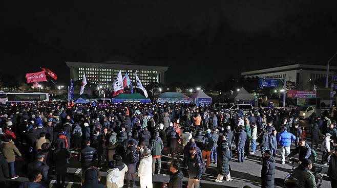 비상계엄이 선포된 다음 날인 2024년 12월 4일 새벽 서울 여의도 국회 앞에서 시민들이 계엄해제 등을 외치고 있다. 이종근 선임기자